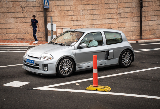 Renault Clio V6