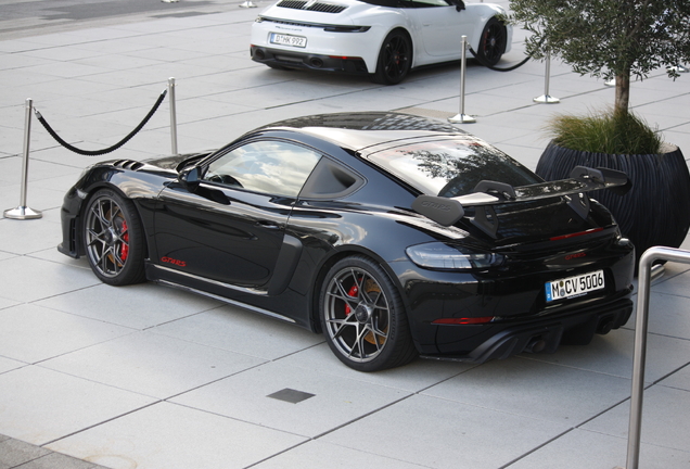 Porsche 718 Cayman GT4 RS