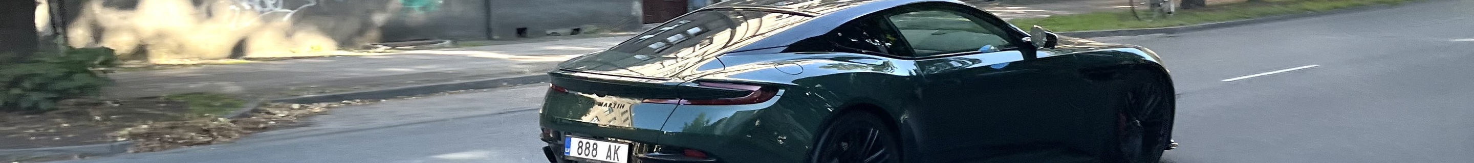 Aston Martin DB12