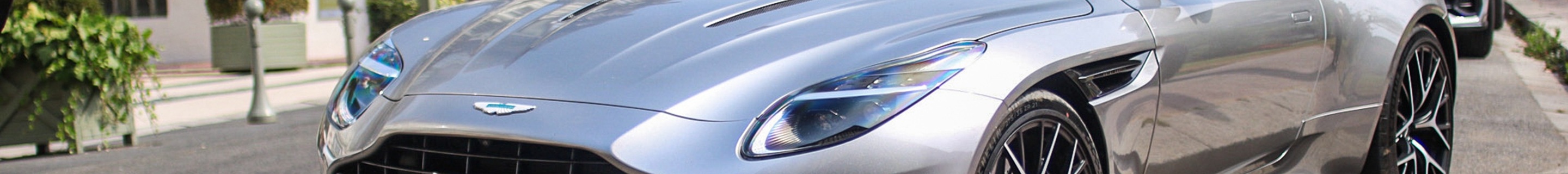 Aston Martin DB12