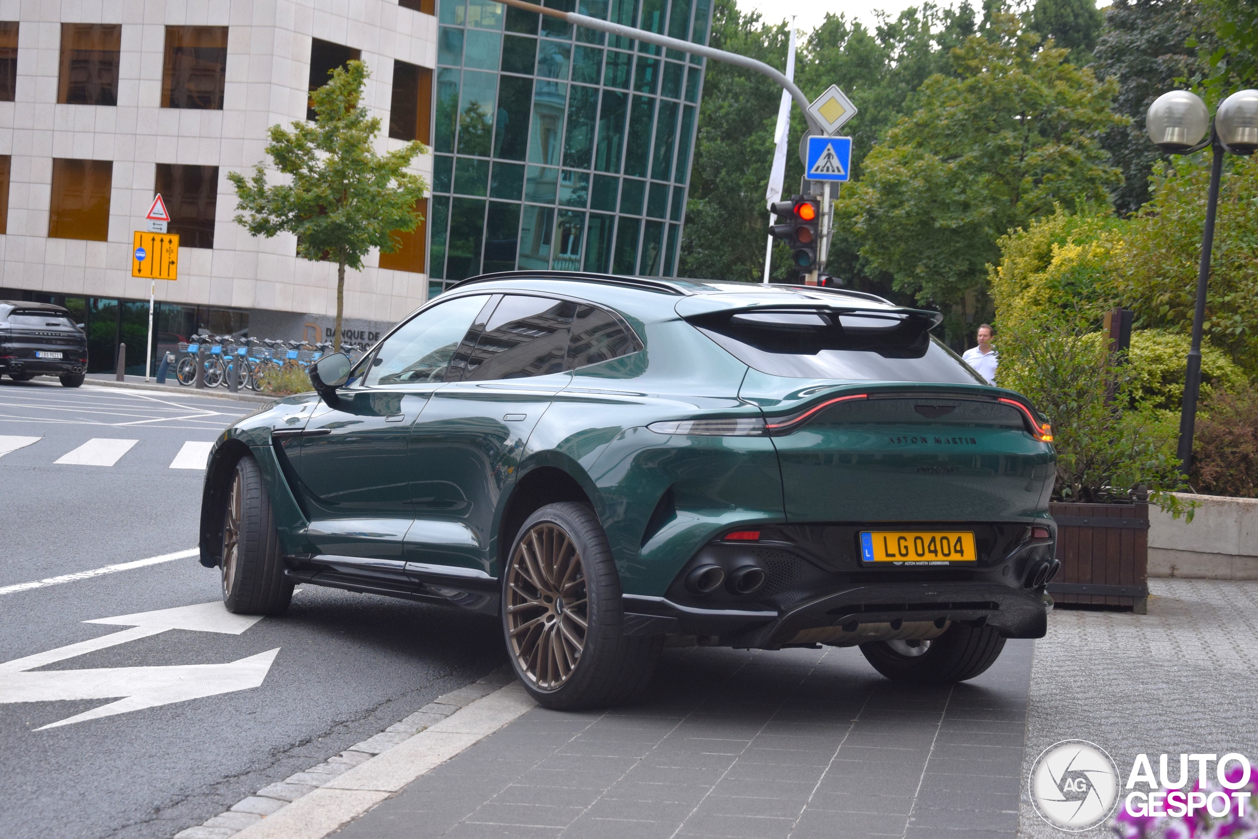 Aston Martin DBX707