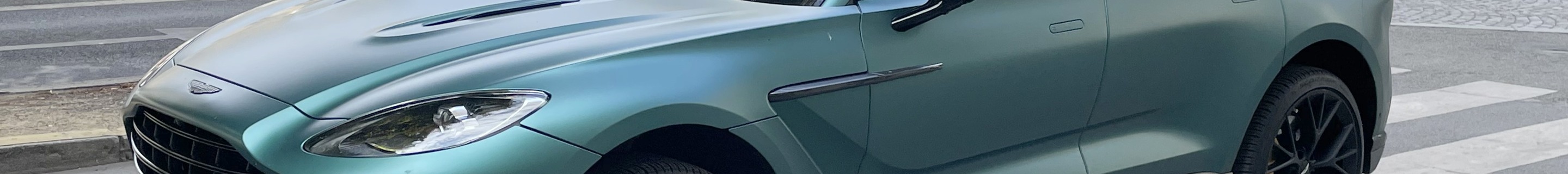 Aston Martin DBX707