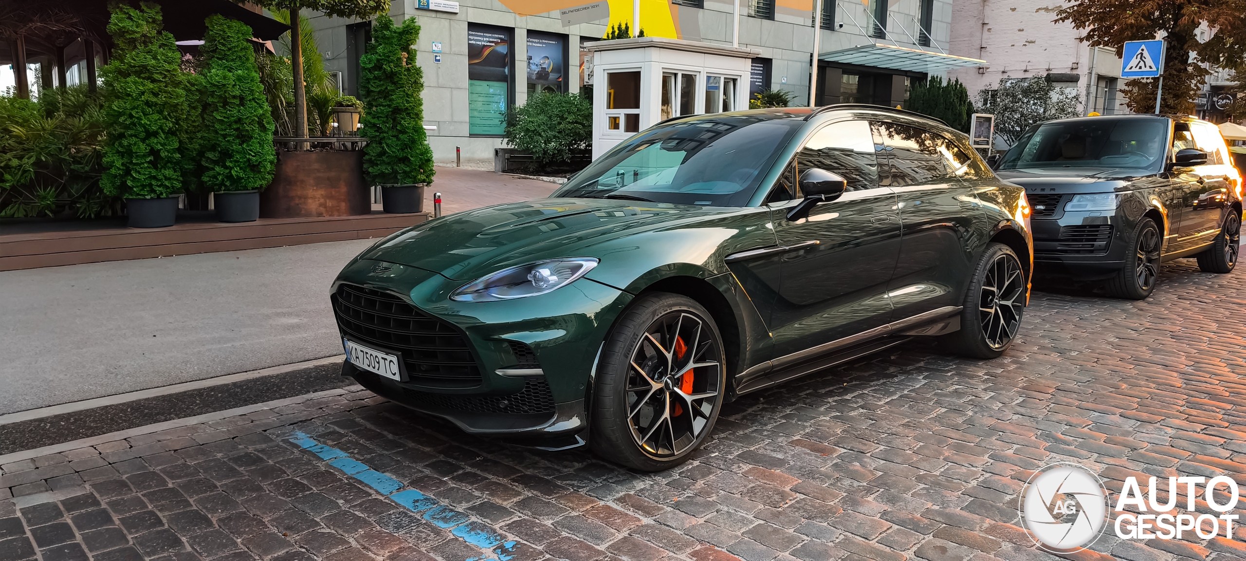 Aston Martin DBX707