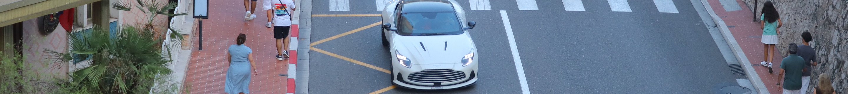 Aston Martin DB12