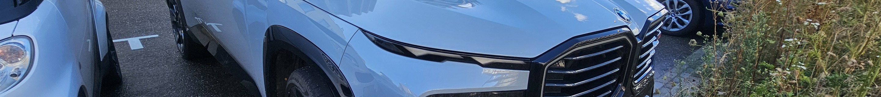 BMW XM G09 Label Red