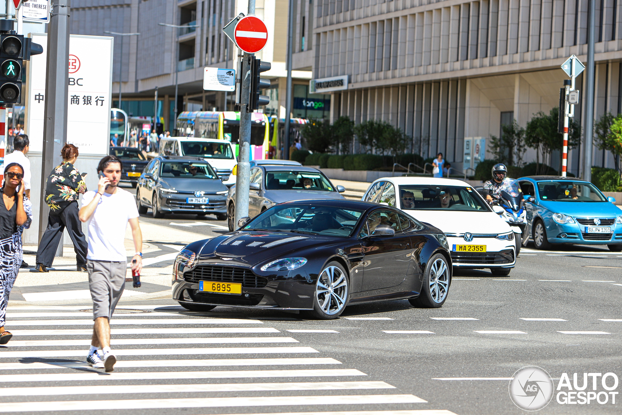 Aston Martin V12 Vantage