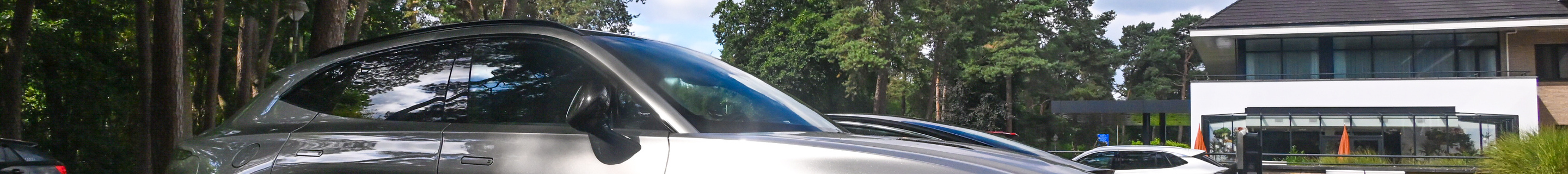Aston Martin DBX707