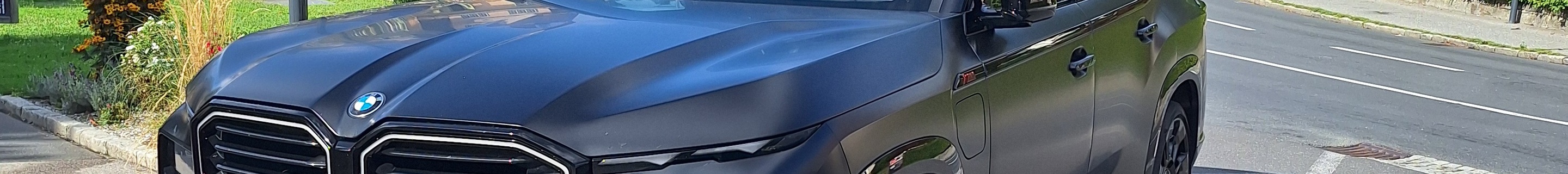 BMW XM G09 Label Red