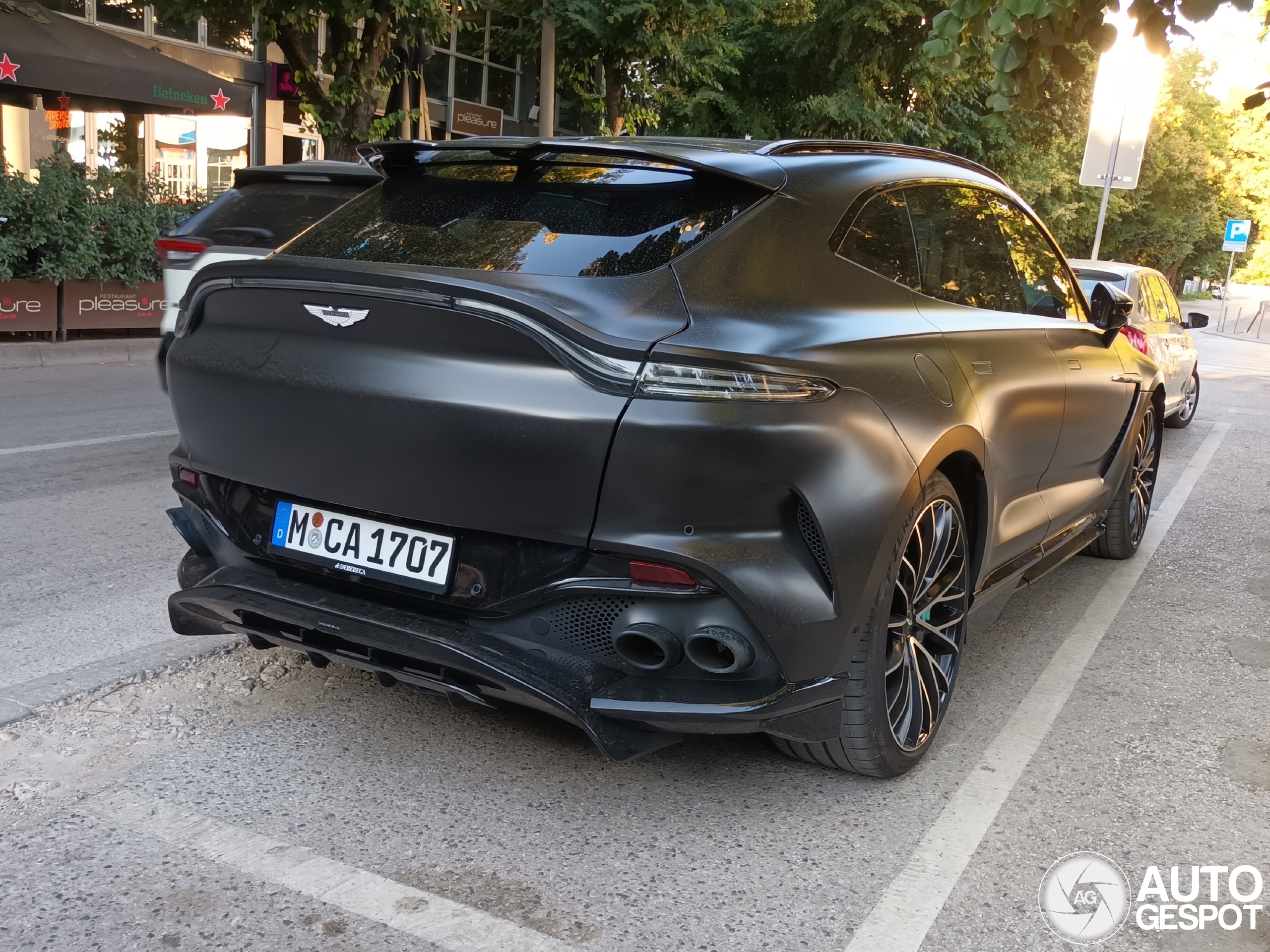 Aston Martin DBX707