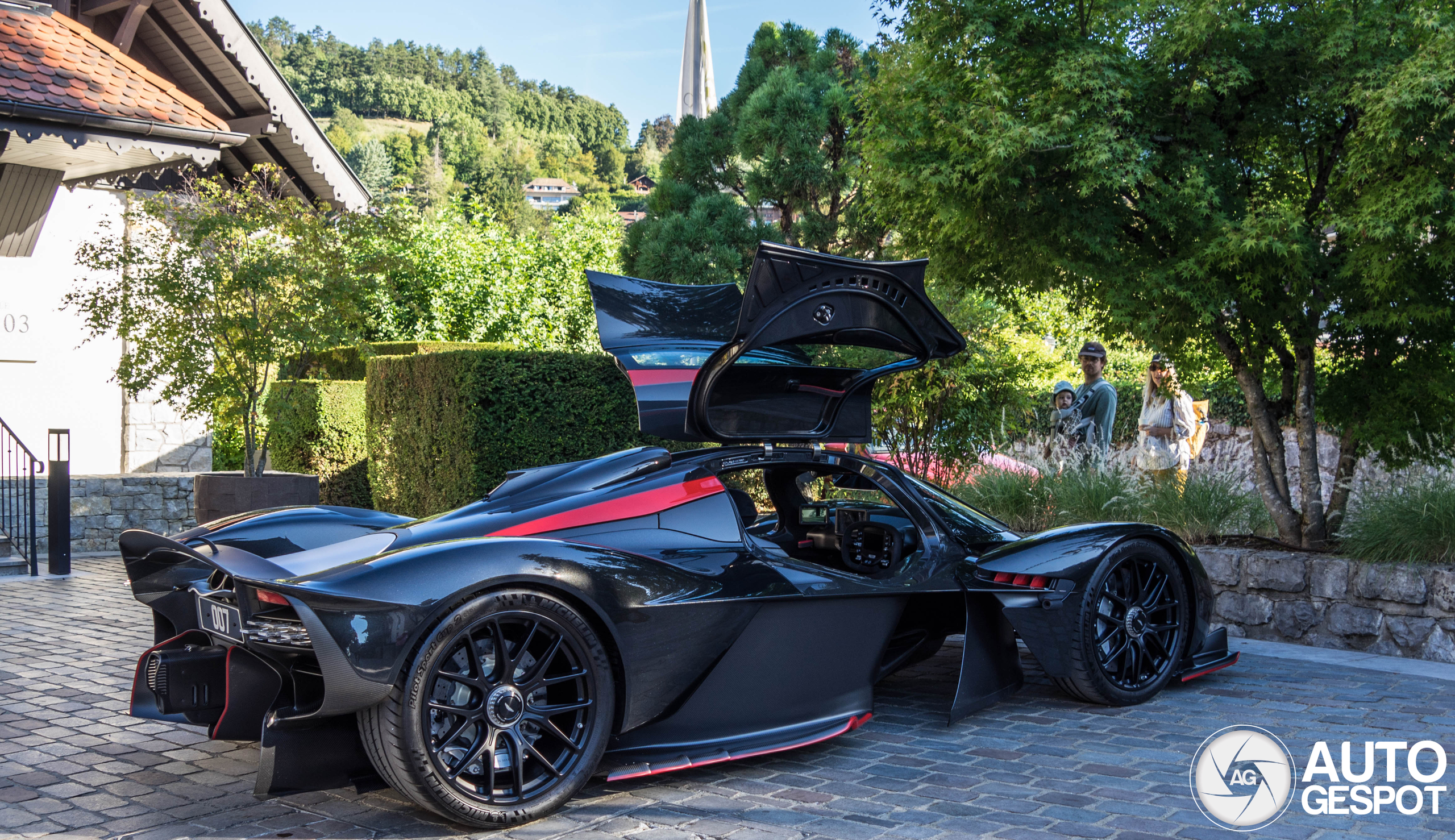 In deze Aston Martin Valkyrie rijdt James Bond