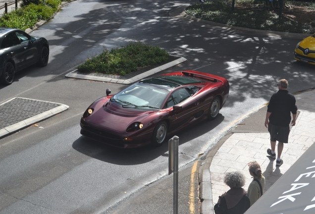Jaguar XJ220