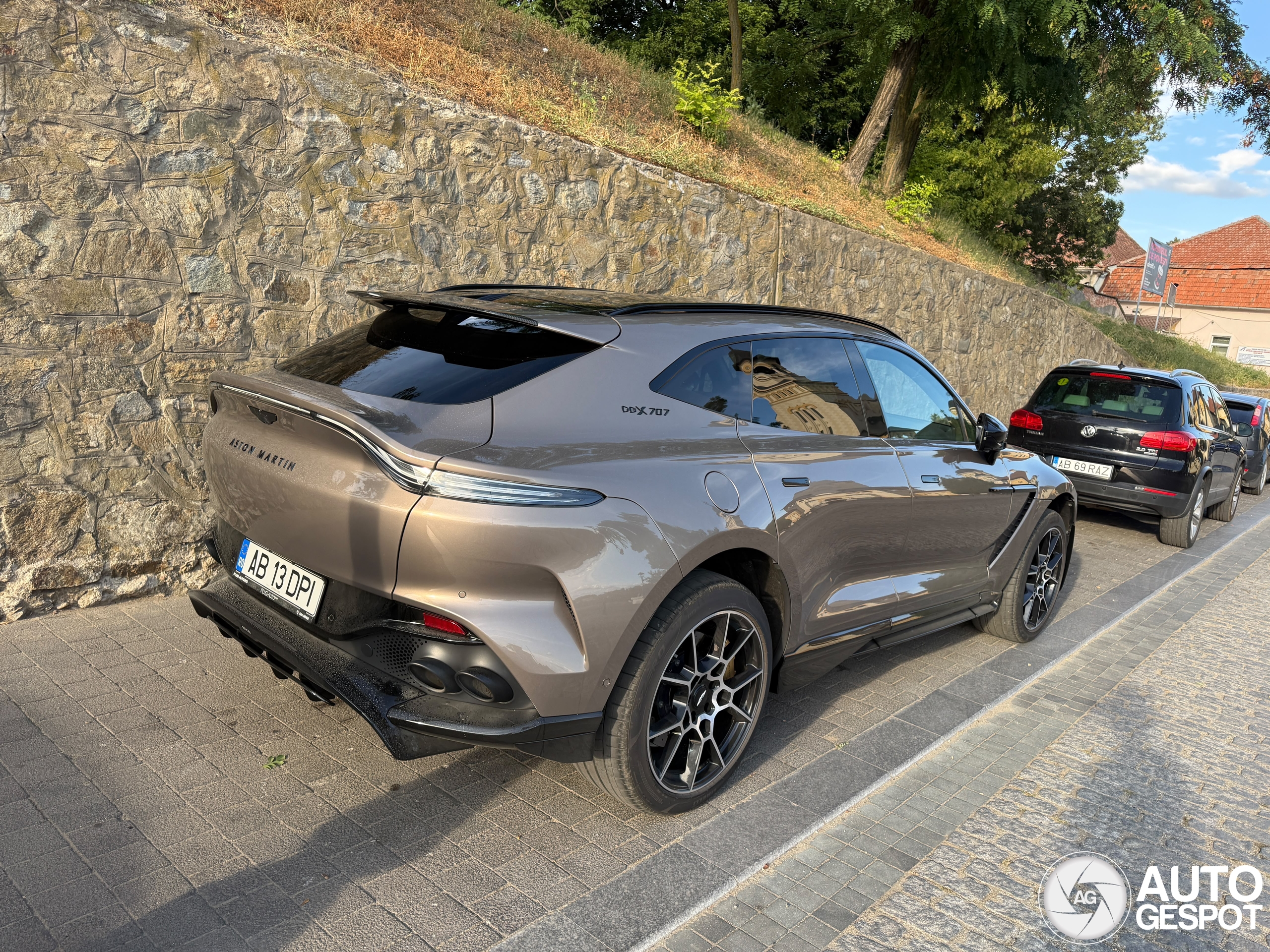 Aston Martin DBX707