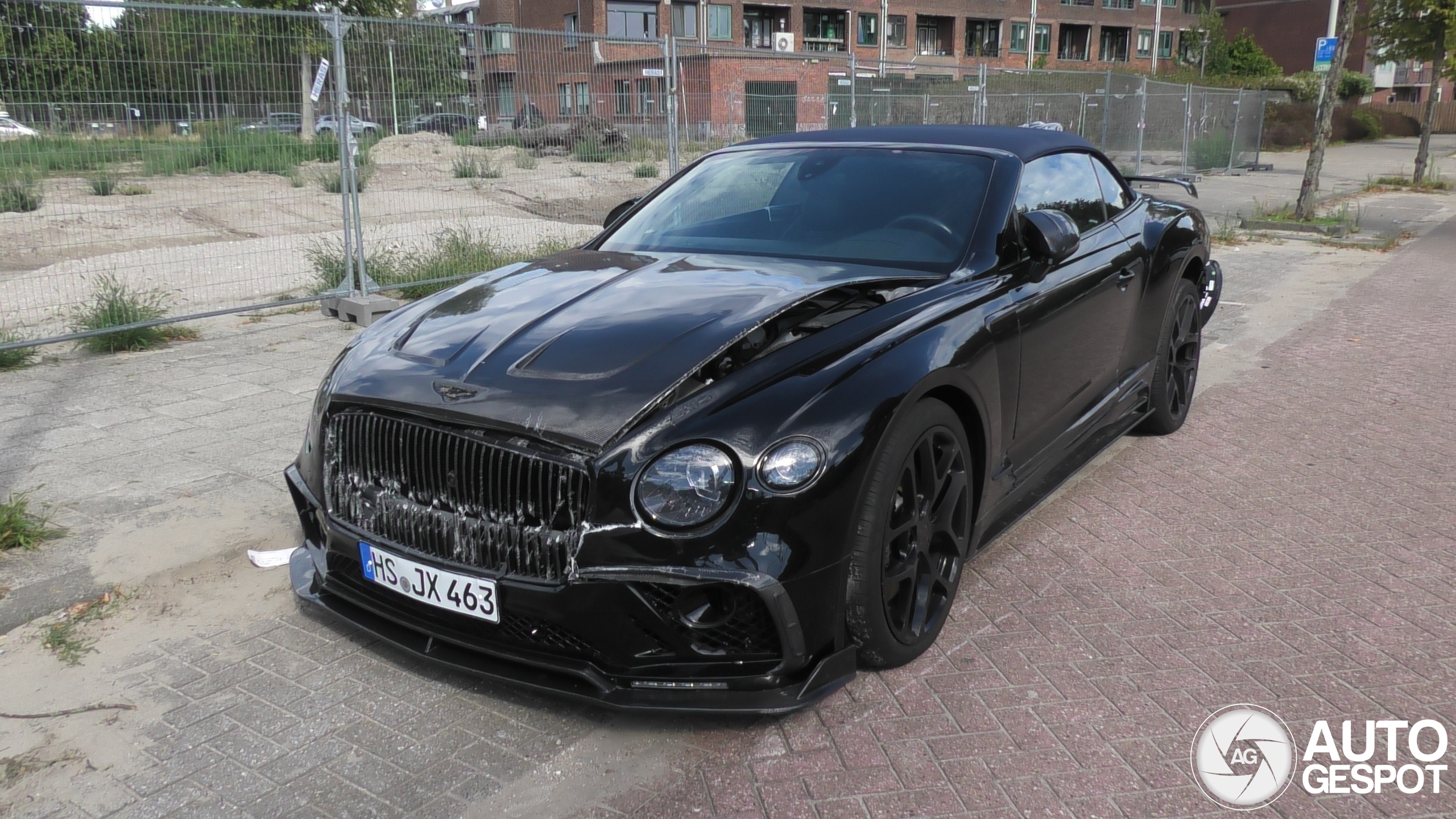 Van Bentley naar 'Bentle': Zwaar gehavende Mansory Continental GTC gespot in Rotterdam