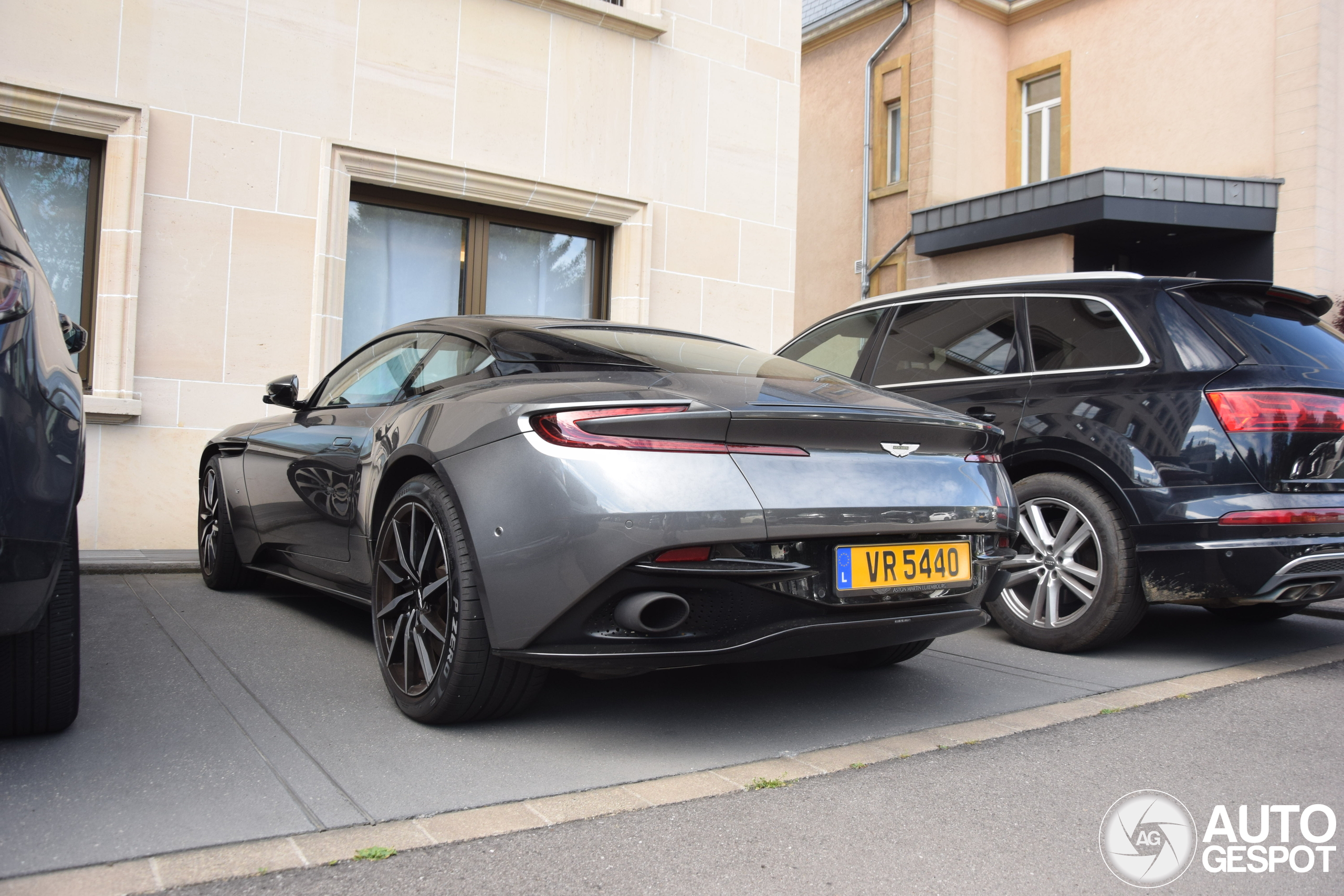 Aston Martin DB11