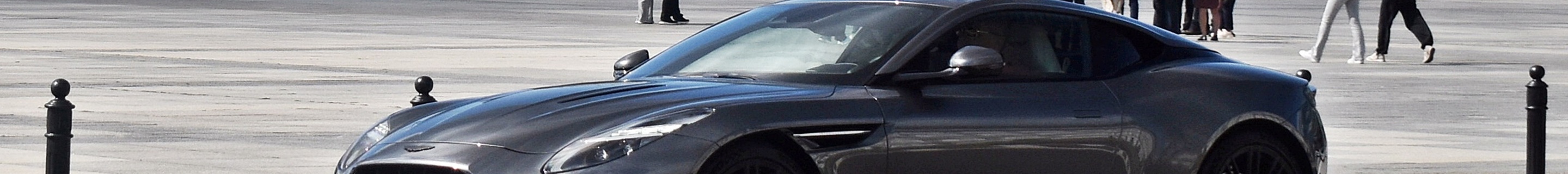 Aston Martin DB12