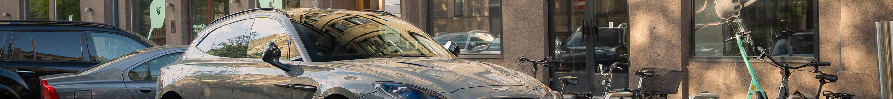 Aston Martin DBX707