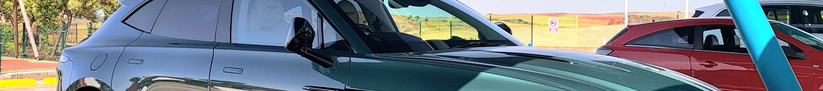 Aston Martin DBX707