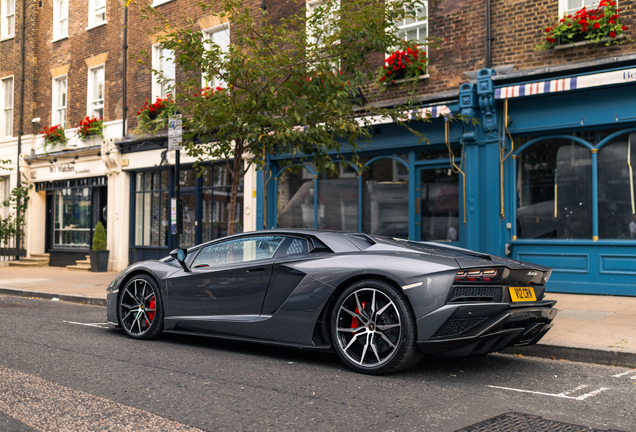 Lamborghini Aventador S LP740-4