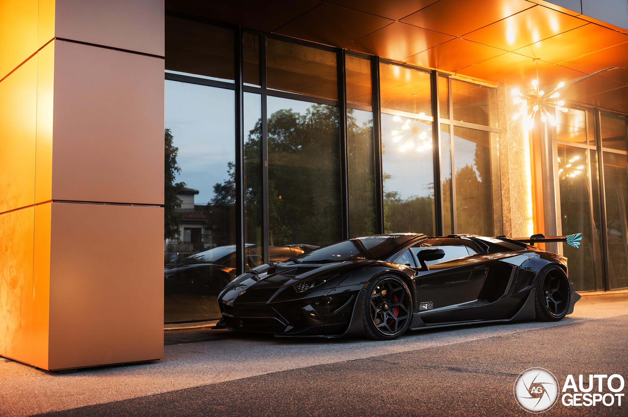 Bruut: Nachtelijke fotosessie van een widebody Lamborghini Aventador