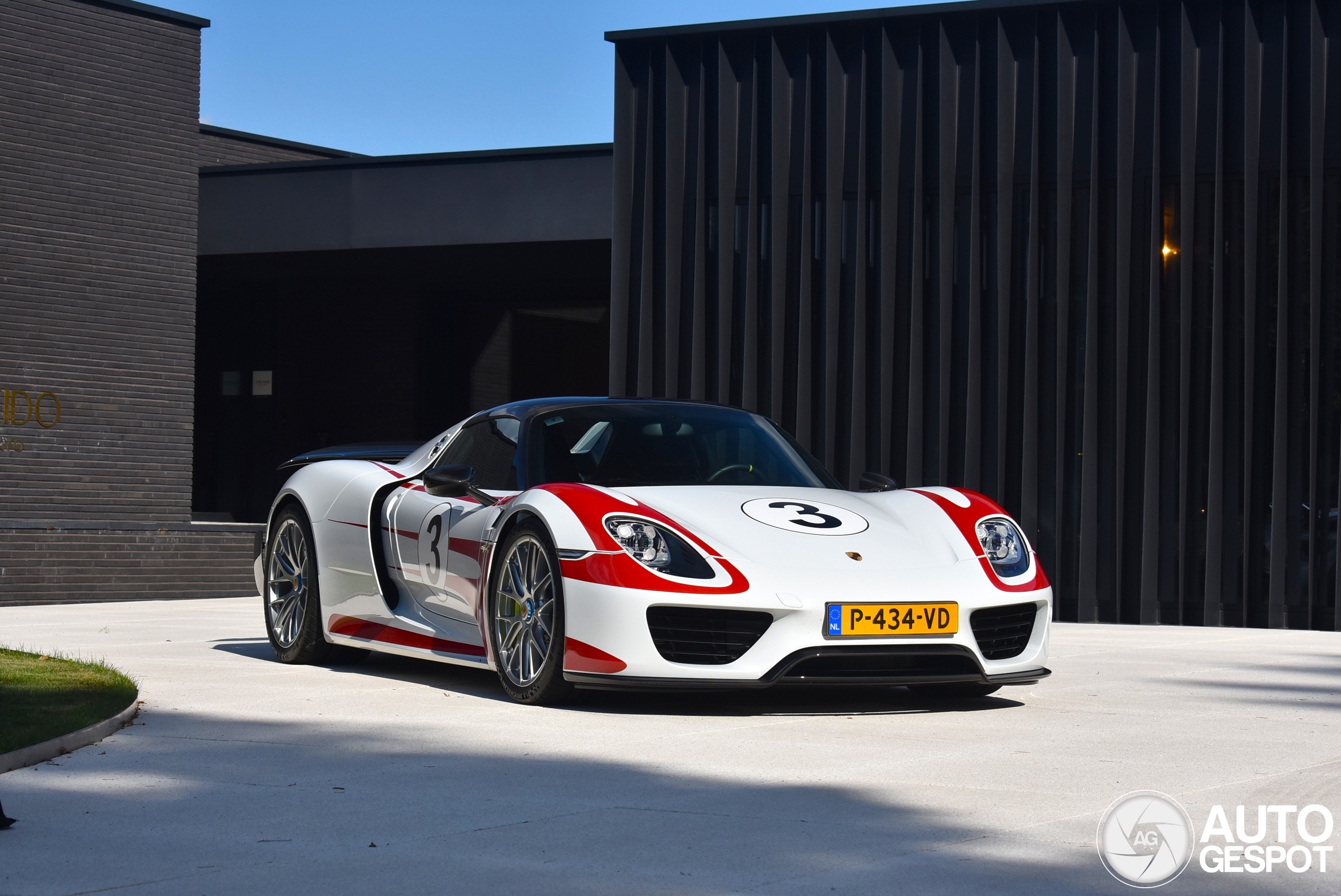 Porsche 918 Spyder Weissach Package
