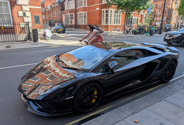 Lamborghini Aventador S LP740-4