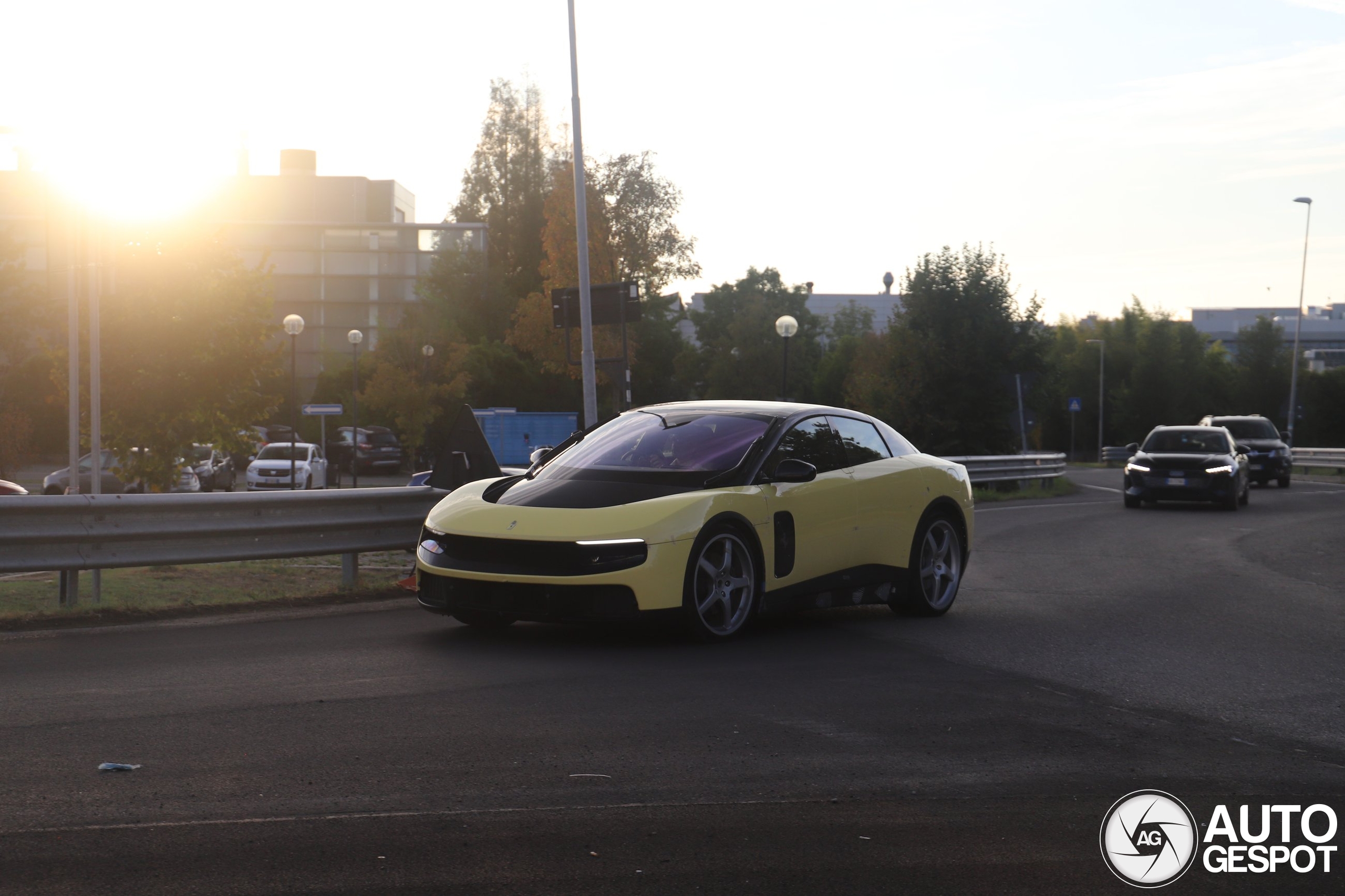 Ferrari Luce mag zonder camouflage de straat op