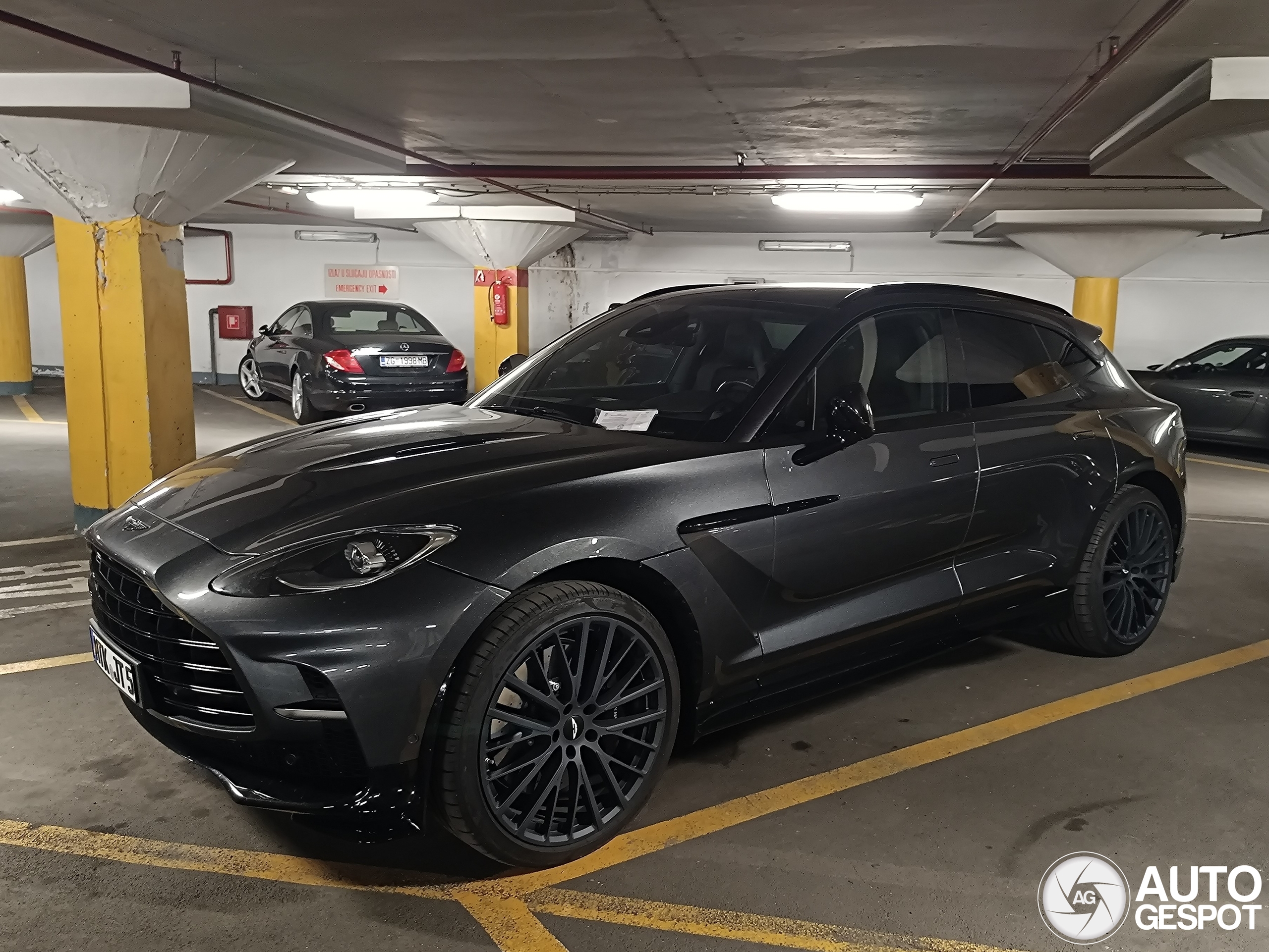 Aston Martin DBX707