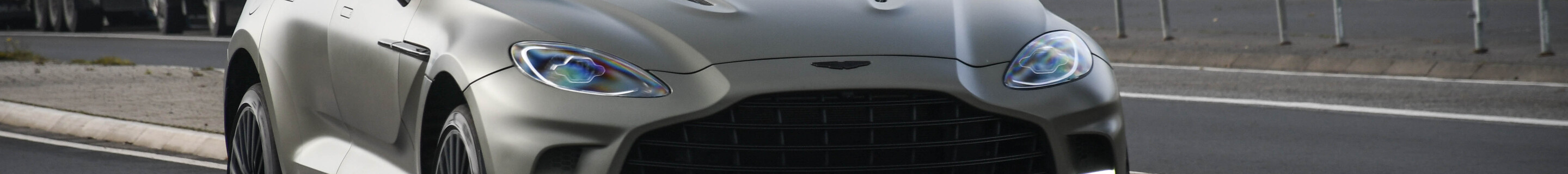 Aston Martin DBX707