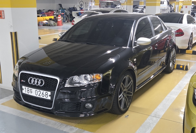 Audi RS4 Sedan