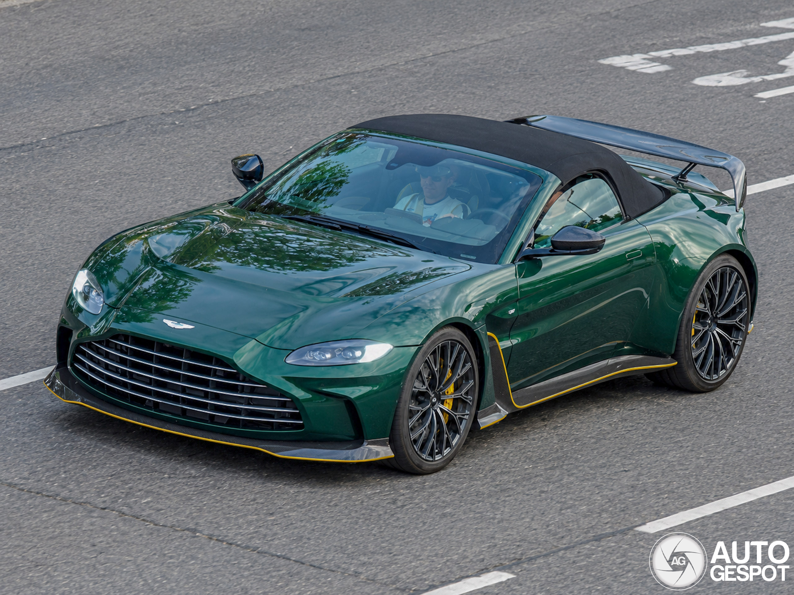 Aston Martin V12 Vantage Roadster 2023