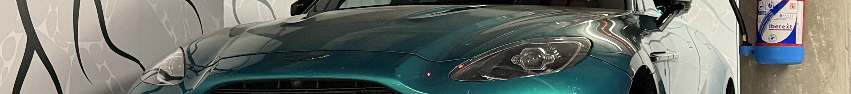 Aston Martin DBX707