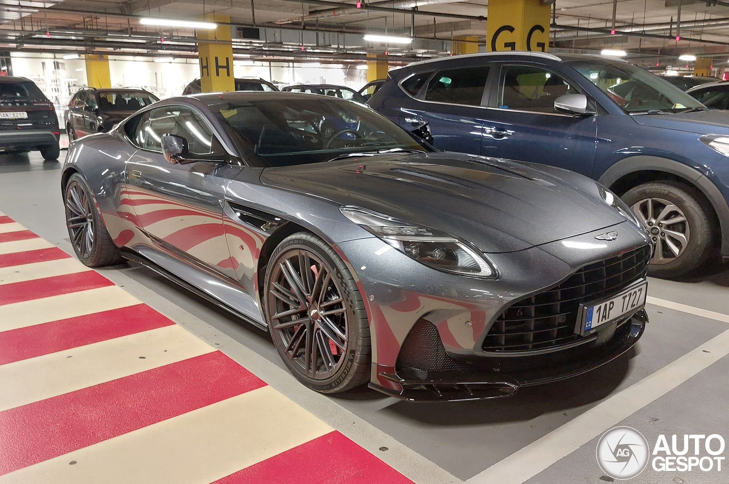 Aston Martin DB12 S