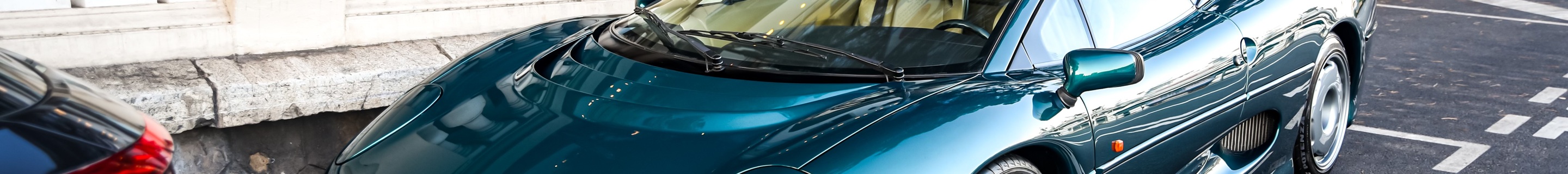 Jaguar XJ220