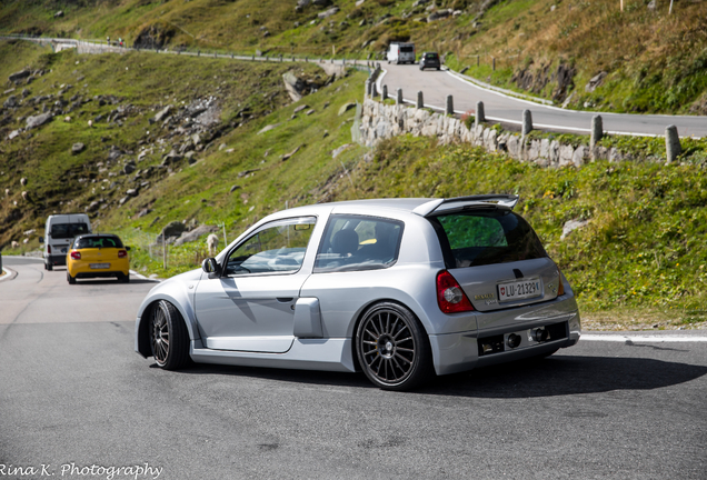 Renault Clio V6