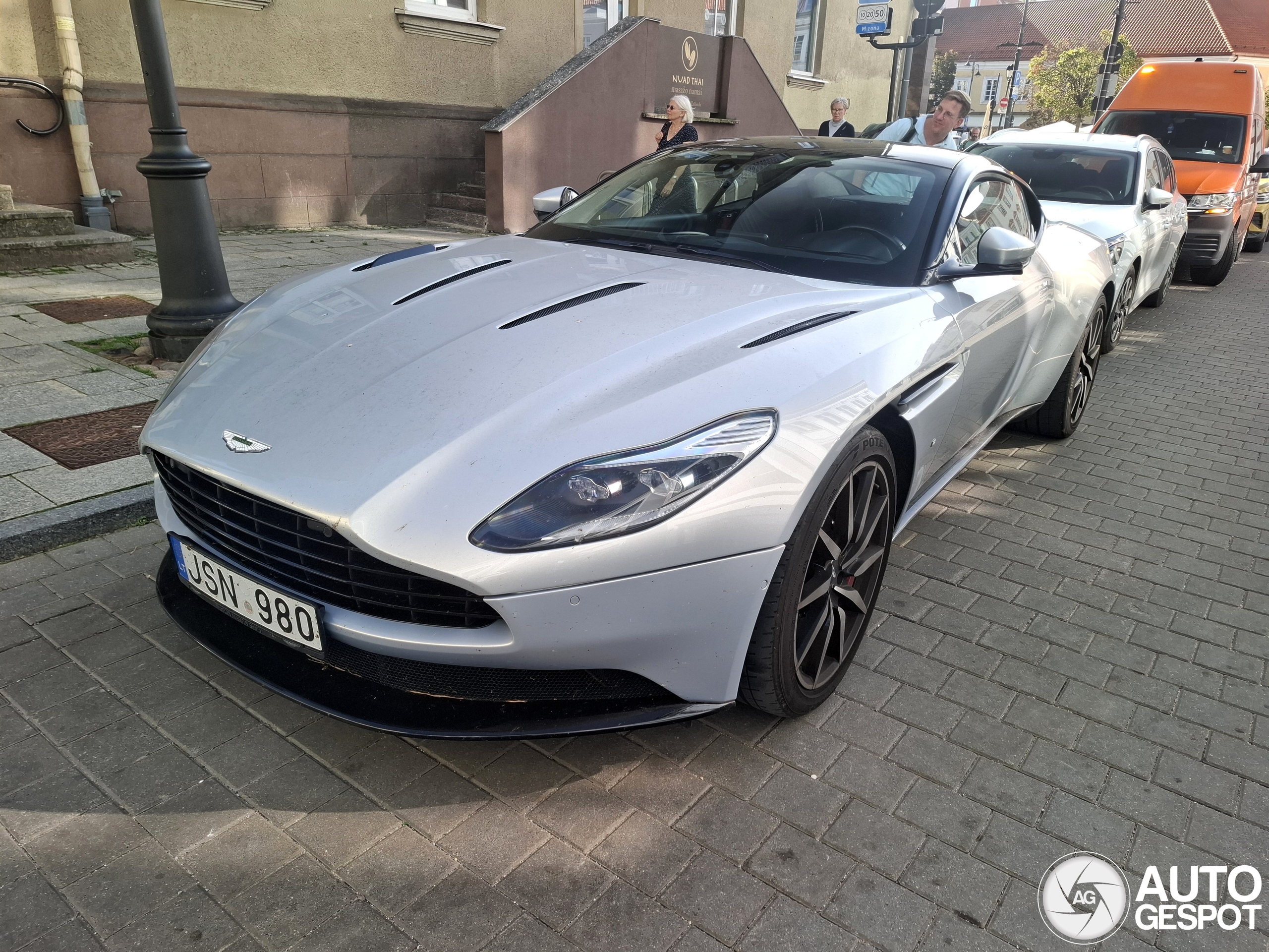Aston Martin DB11