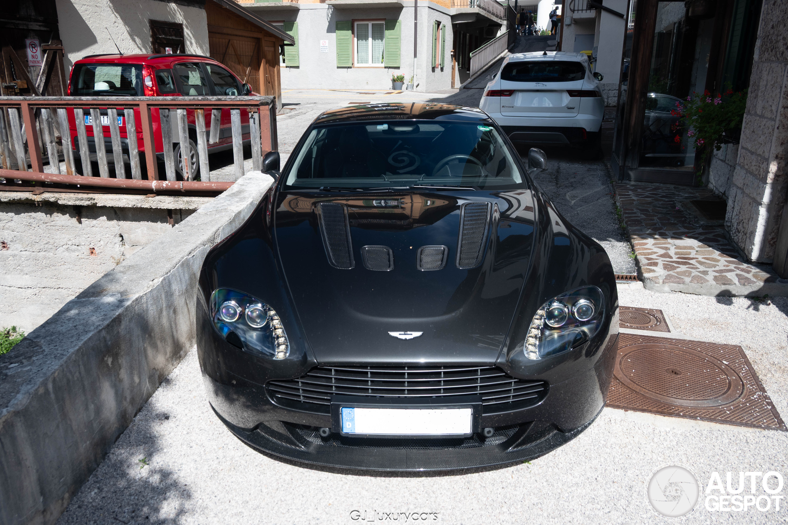 Aston Martin V12 Vantage