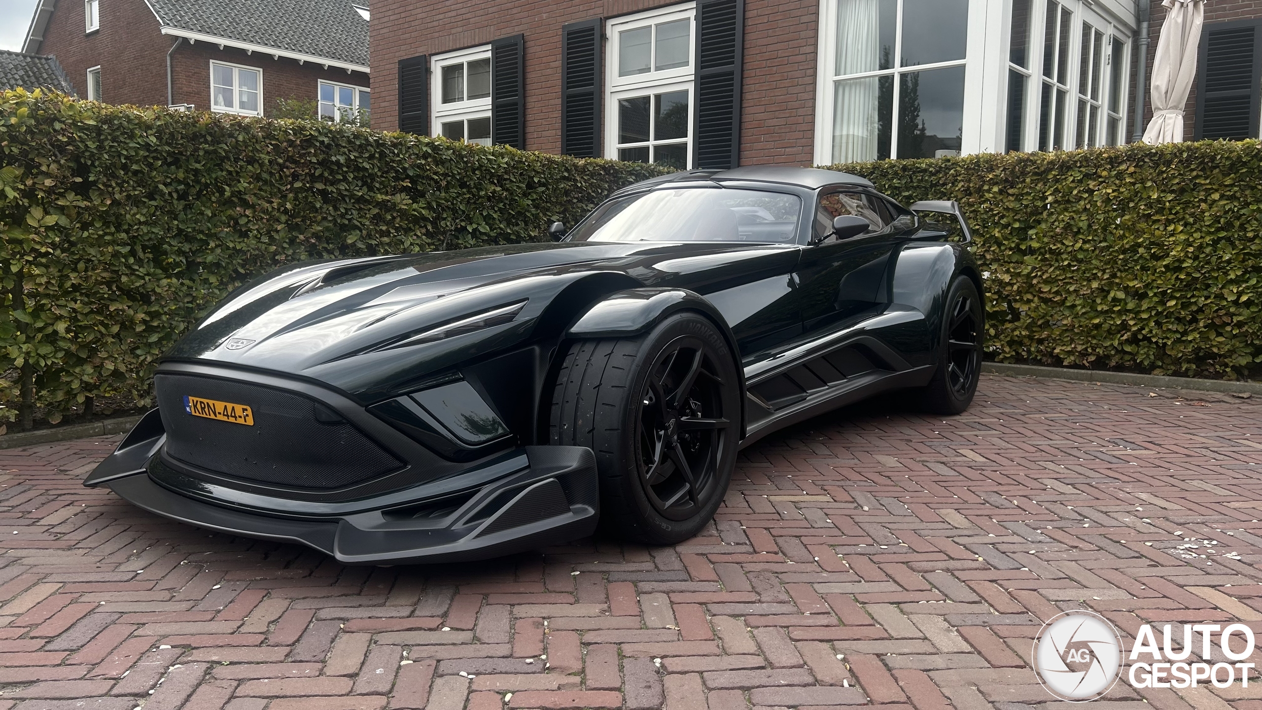 Hollands geweld op straat gespot met de Donkervoort P24 RS