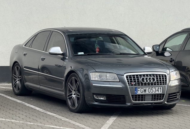 Audi S8 D3