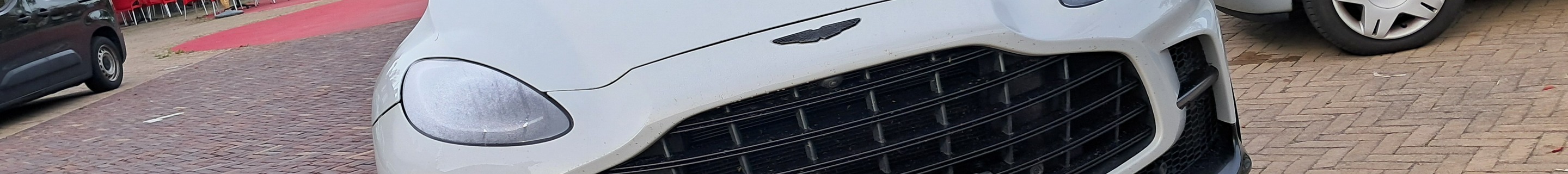 Aston Martin DBX707