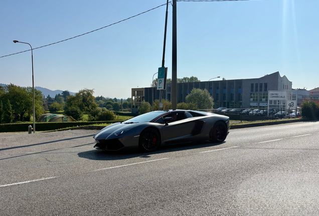 Lamborghini Aventador LP700-4 Roadster Pirelli Edition