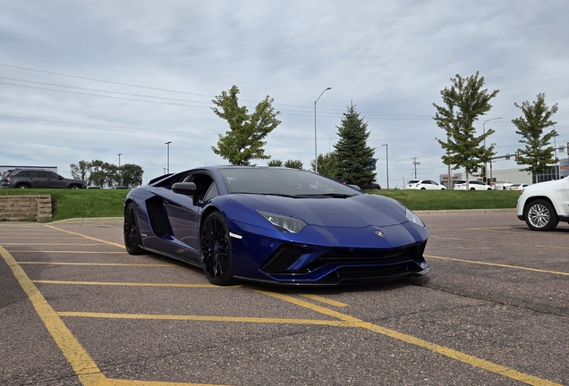 Lamborghini Aventador S LP740-4