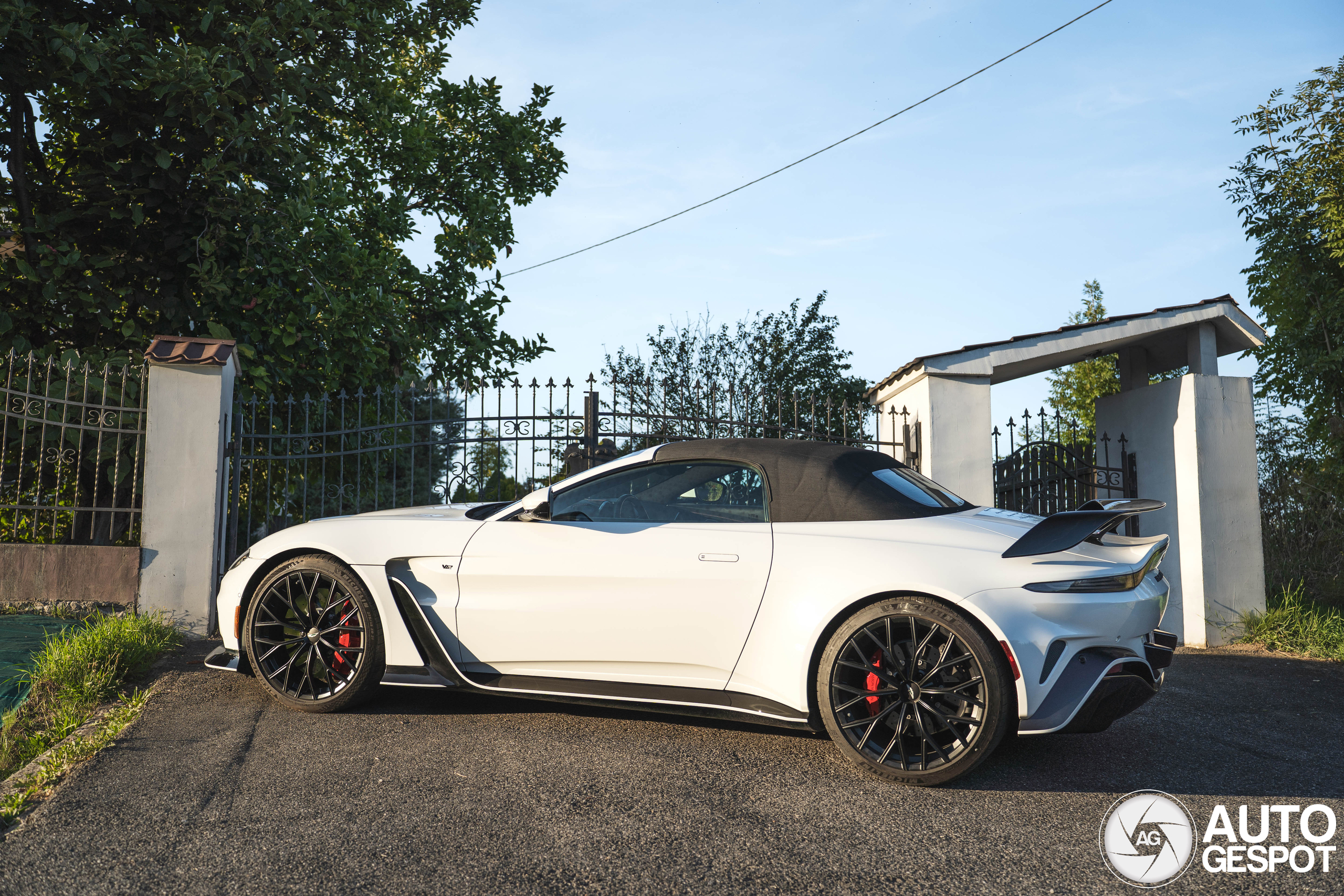 Aston Martin V12 Vantage Roadster 2023