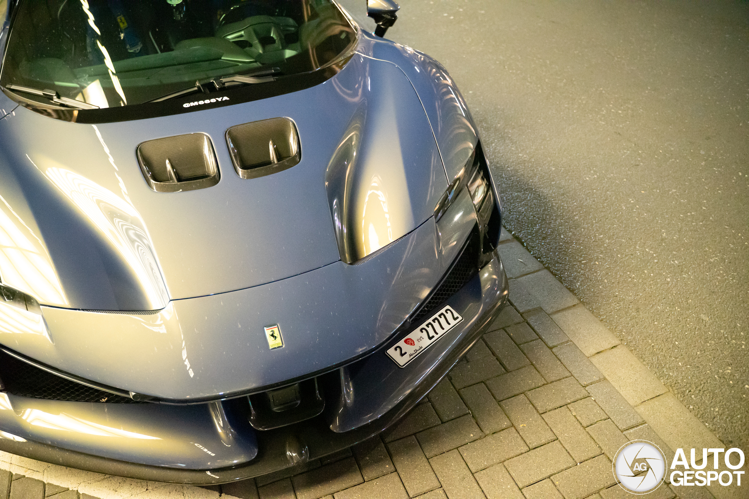 Fraai gekleurde Ferrari SF90 XX Stradale is ver van huis