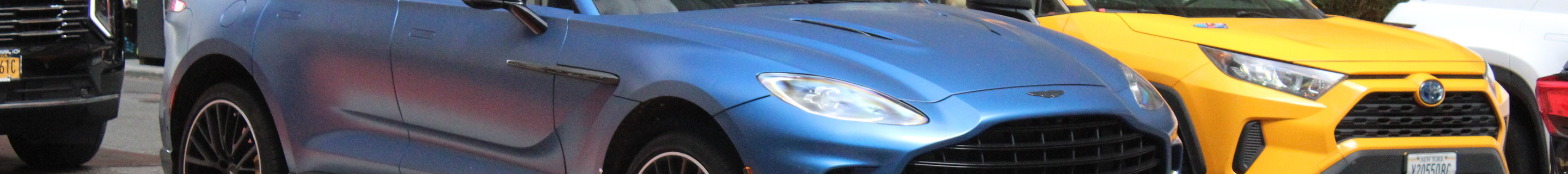 Aston Martin DBX707