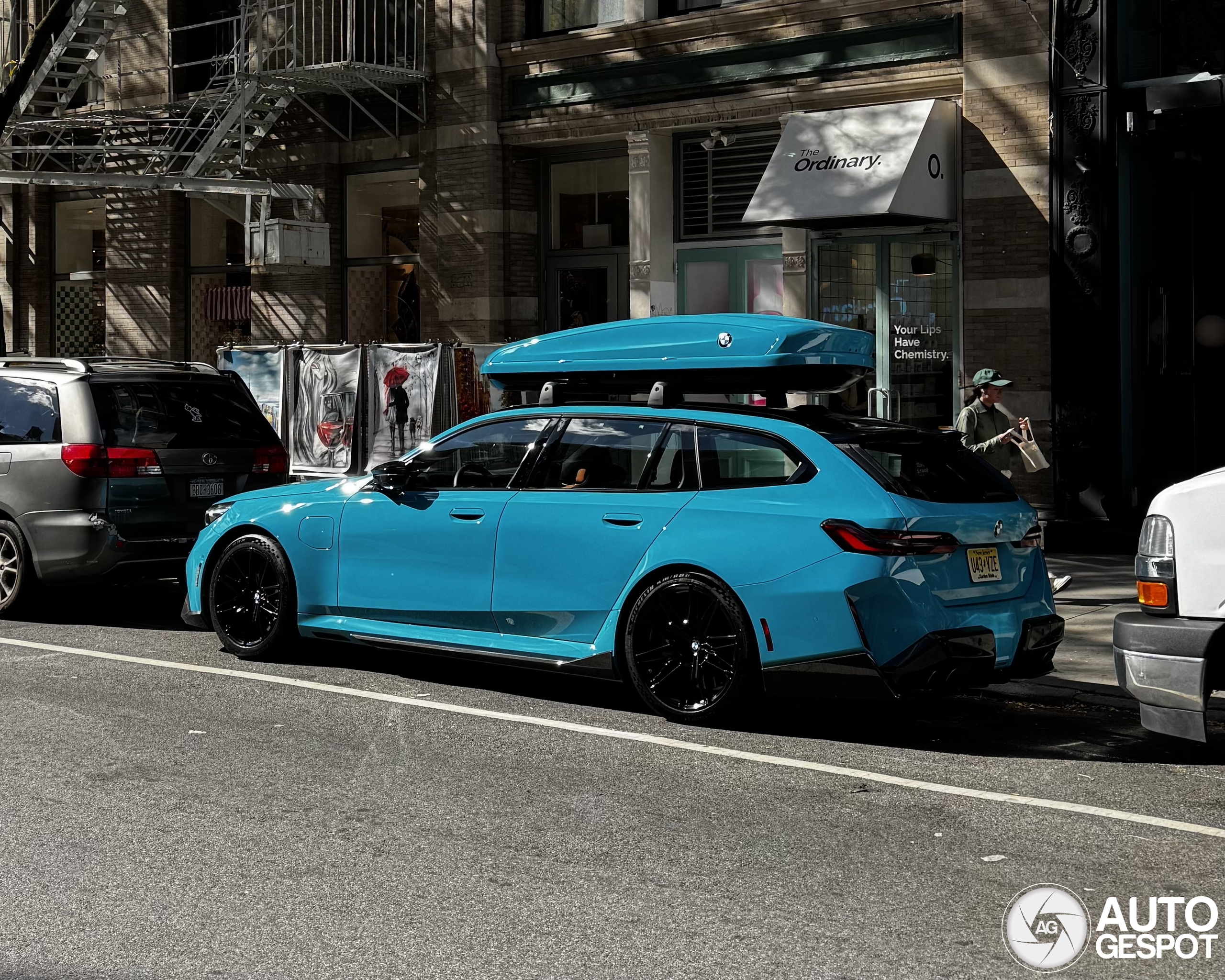 BMW M5 Touring met een opvallend kleurtje en een dakkoffer