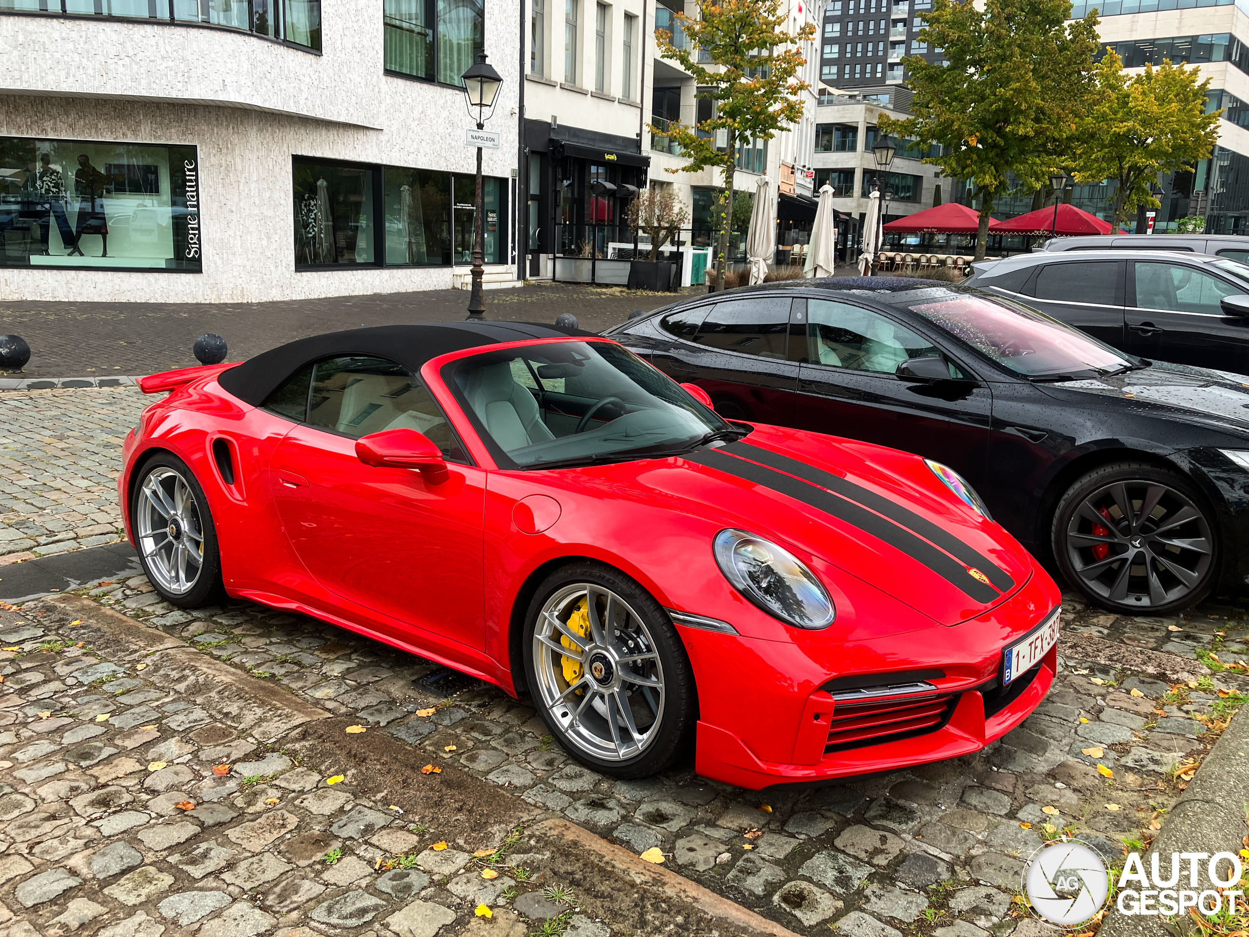 Bloedrode Porsche 911 Turbo S Cabriolet