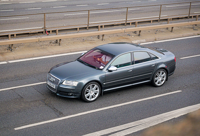 Audi S8 D3