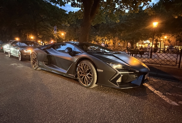 Lamborghini Revuelto