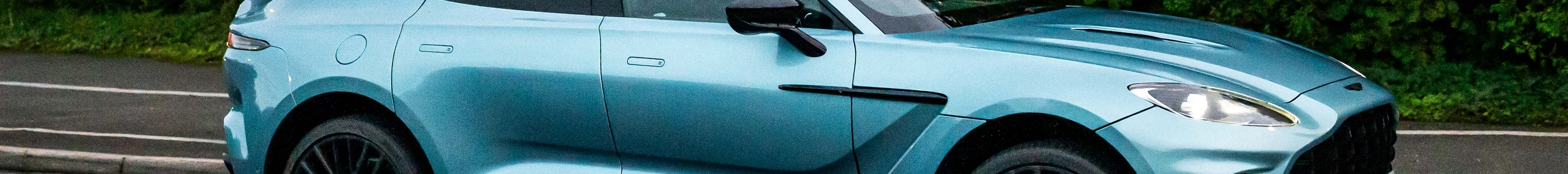 Aston Martin DBX707