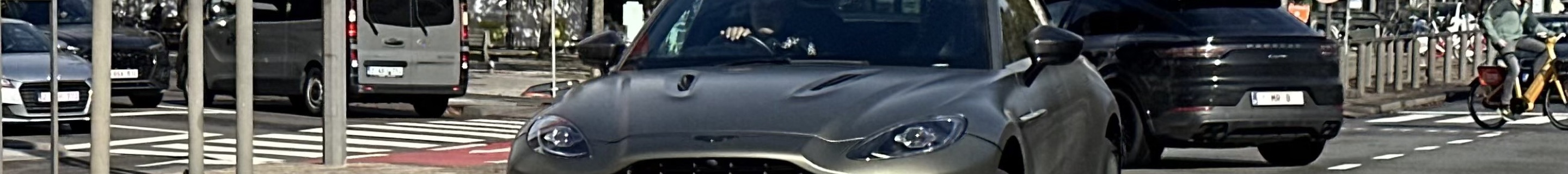 Aston Martin DBX707